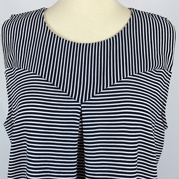 Monteau Sleeveless Blouse with Center Pleat and Keyhole in Back - Size XL - Picture 2 of 10